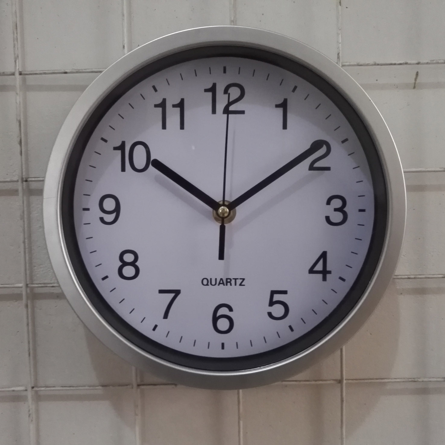 digital clock 8inch battery operate plastic silver frame round quartz custom wall clock.jpg